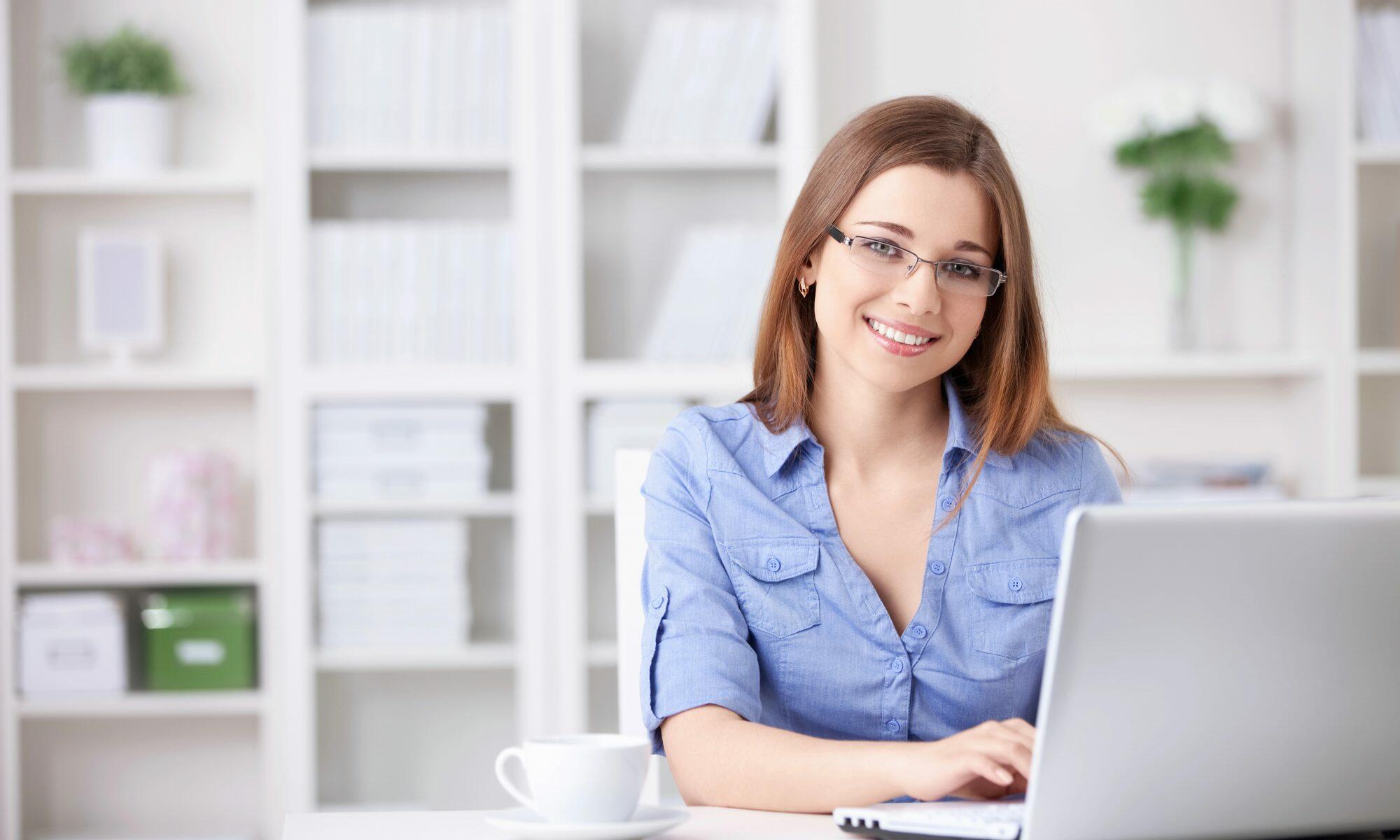 Un angajat care preia o cerere de oferta.