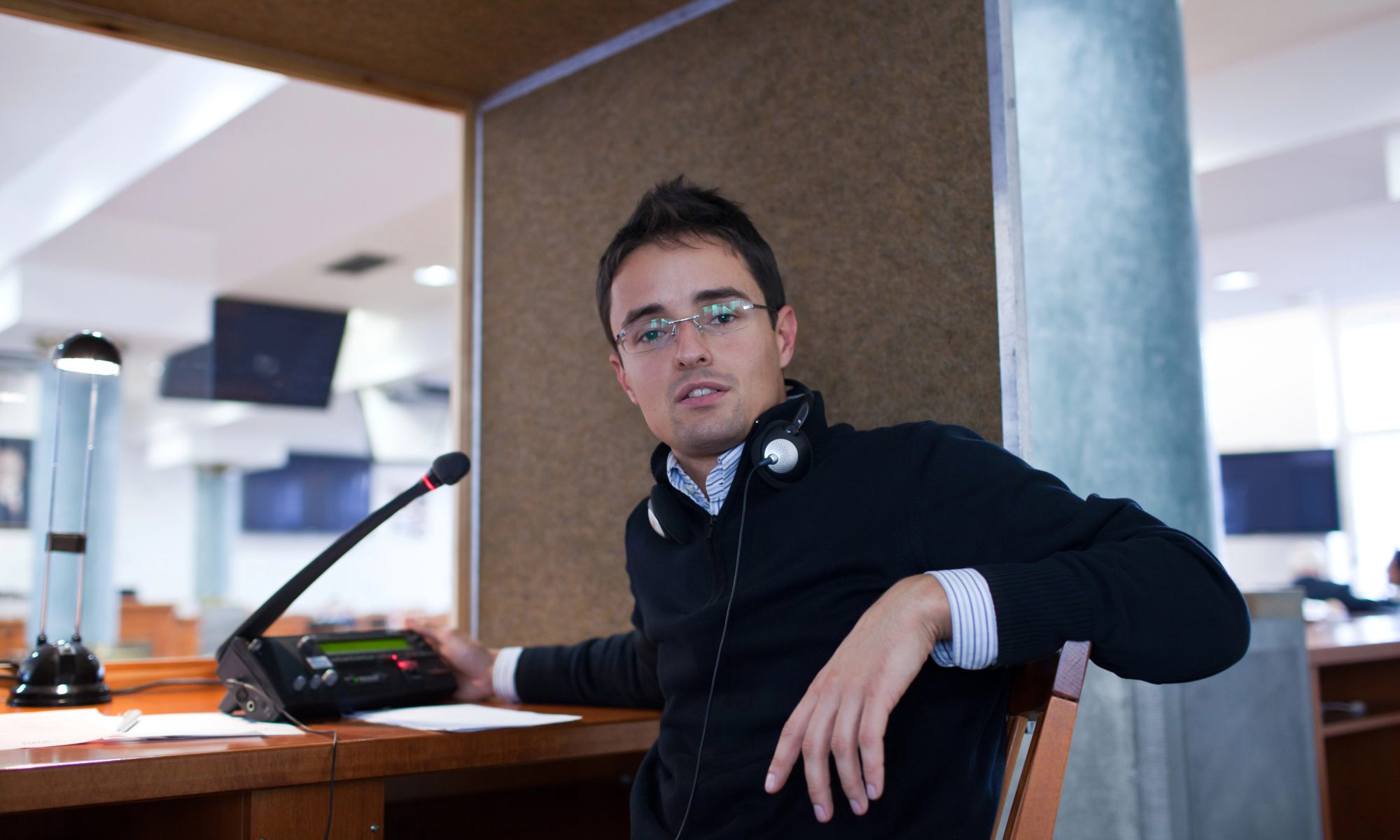 Interpret profesionist la lucru - servicii interpretariat simultan Babylon Consult București