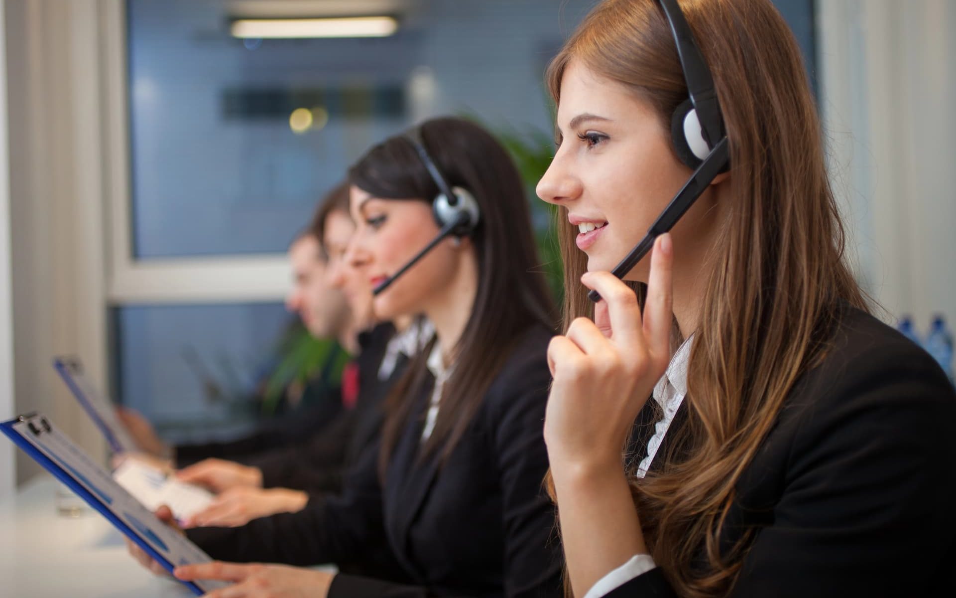 Interpreți profesioniști cu căști la un eveniment internațional — servicii interpretariat simultan Babylon Consult București